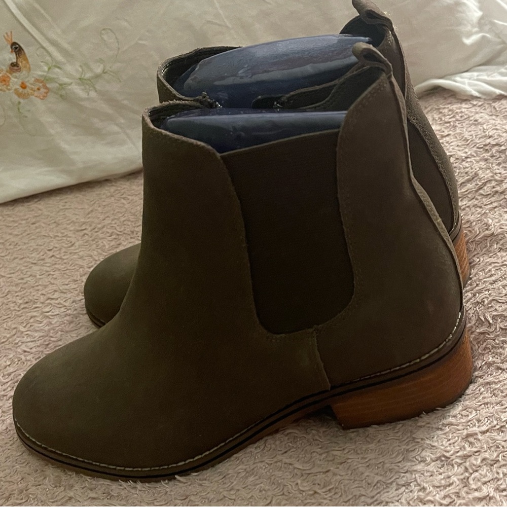 COLLEGE SUEDE OLIVE GREEN BOOTIES